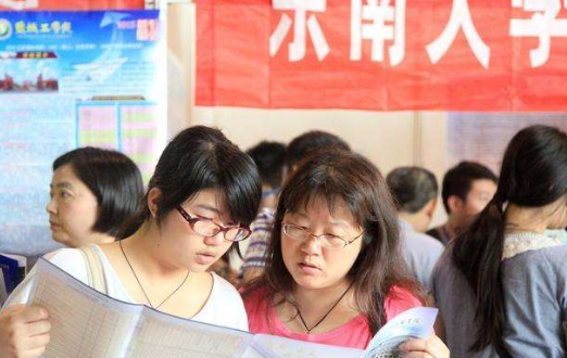 回流生报名要去当地教育机构吗？